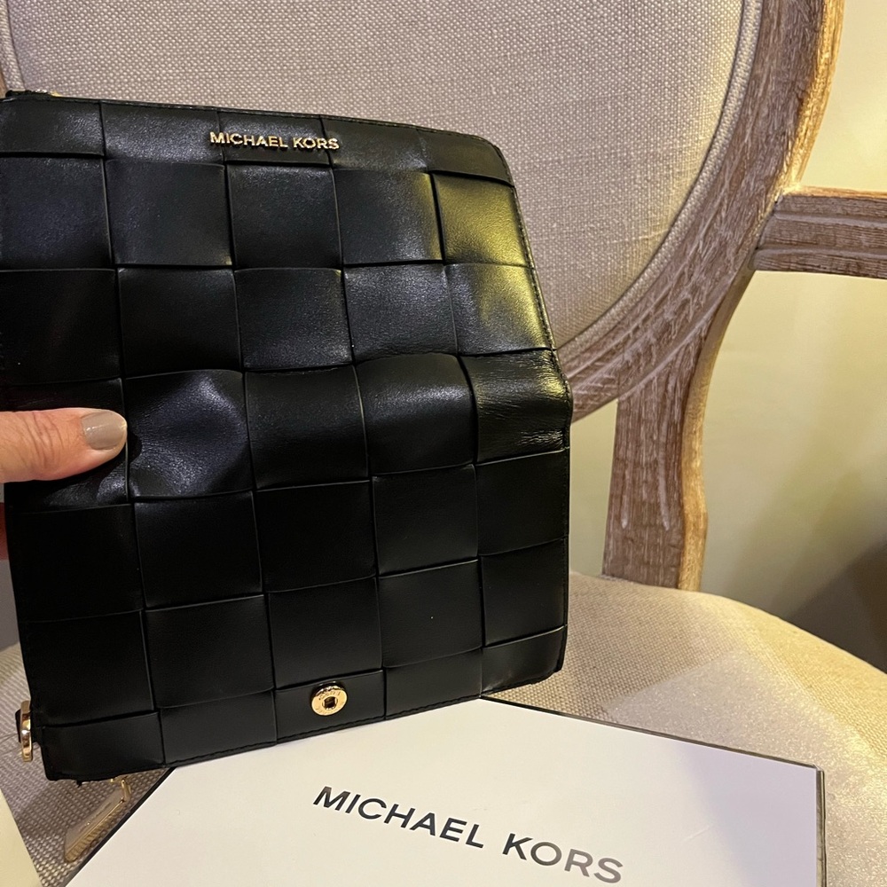 MICHAEL KORS WALLET 
Real leather 
New with tag and box
